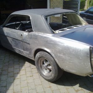 Mekanikerarbejde på Mustang